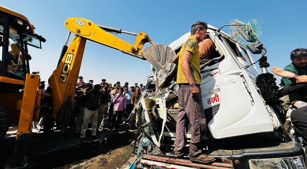 Two dumpers collide on Yamuna bridge in Banda