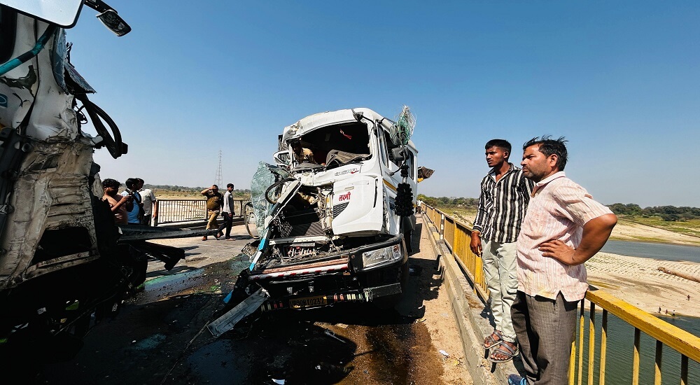 Two dumpers collide on Yamuna bridge in Banda