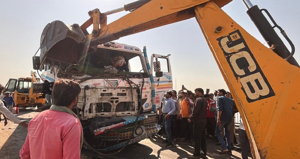 Two dumpers collide on Yamuna bridge in Banda