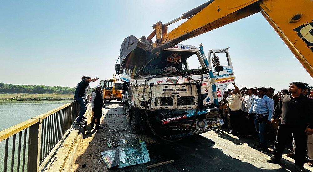 Two dumpers collide on Yamuna bridge in Banda