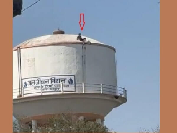 बांदा में पानी की टंकी पर चढ़ा युवक-हंगामा, पुलिस ने समझाकर उतारा