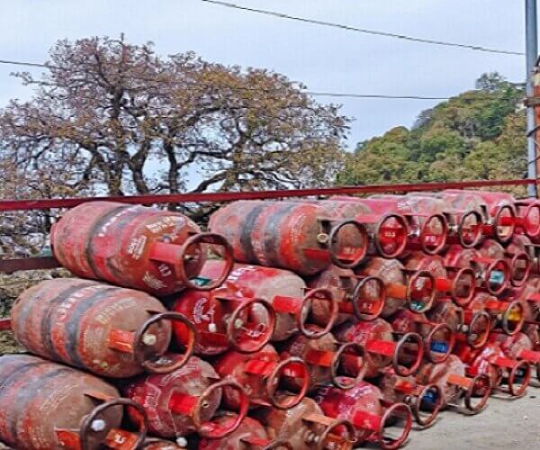 यूपी में गैस कालाबाजारी पर एजेंसी मालिकों पर मुकदमें