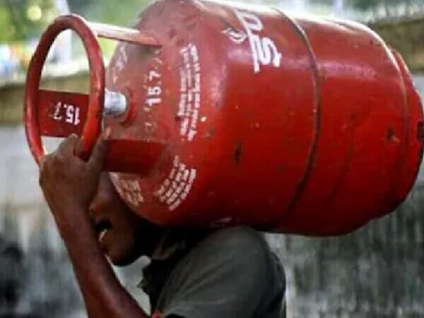 महंगाई की एक और मार, घरेलू गैस की कीमतों में बेहताशा बढ़ोत्तरी