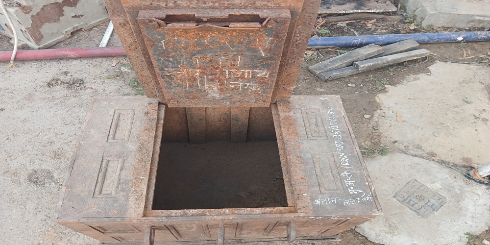3 quintal safe was stolen in Banda 