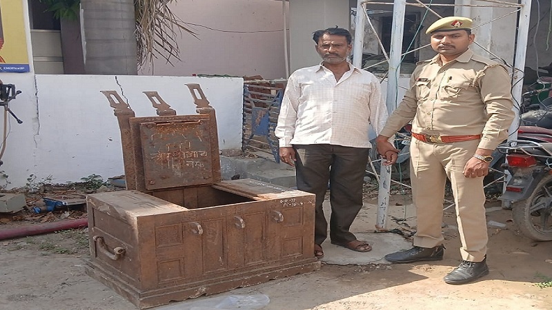 3 quintal safe was stolen in Banda 