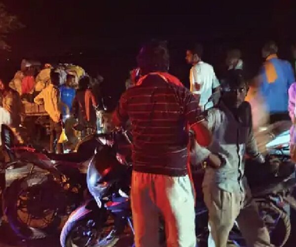 दुखद घटना: बांदा में ट्रक-ट्रैक्टर की टक्कर, चालक व महिला मजदूर की मौत-दो गंभीर 