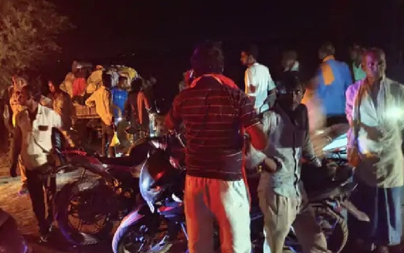 n Banda Truck and tractor collide driver and female laborer killed