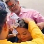 BJP महिला विधायक फूंक रहीं थीं अखिलेश यादव का पुतला-खुद झुलसीं-लखनऊ रेफर