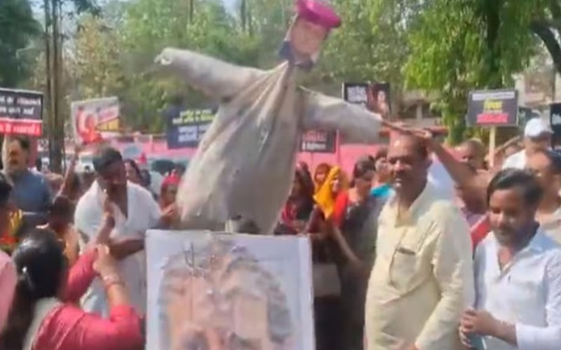BJP MLA AnupamaJaiswal suffered burns while burning effigies of AkhileshYadav