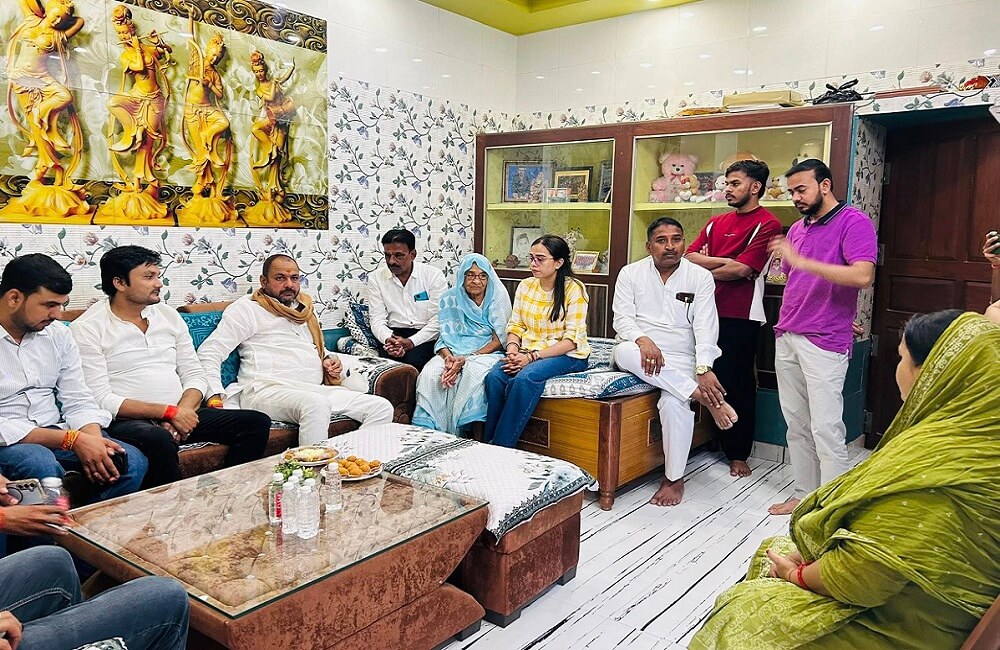 Sadar MLA met promising students of Banda