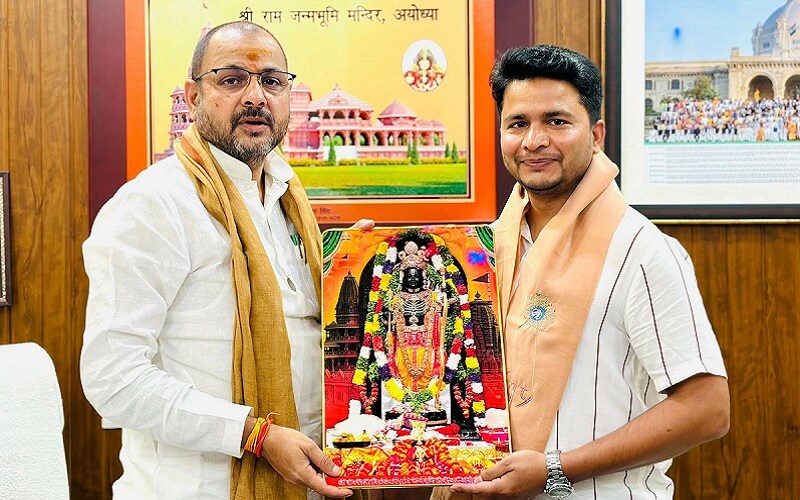 Sadar MLA met promising students of Banda