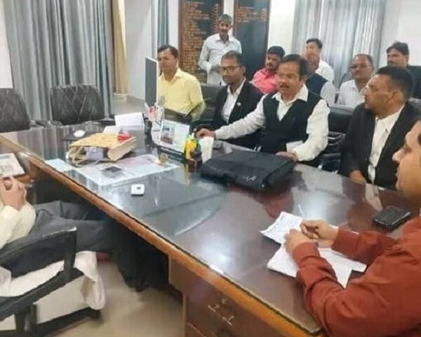 बांदा बार एसोसिएशन ने उठाया प्राइवेट स्कूलों की मनमानी का मुद्दा-आयुक्त को ज्ञापन