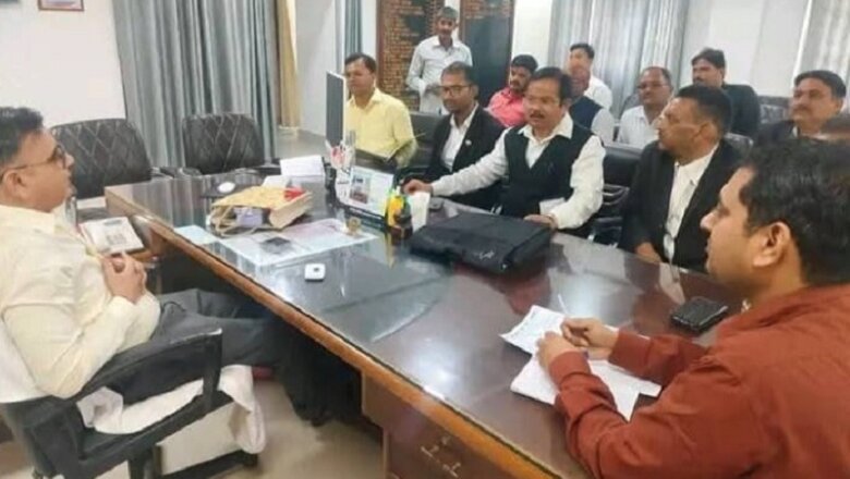 बांदा बार एसोसिएशन ने उठाया प्राइवेट स्कूलों की मनमानी का मुद्दा-आयुक्त को ज्ञापन