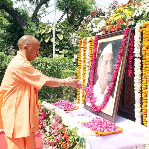 जयंती पर स्व. हेमवती नंदन बहुगुणा को सीएम योगी ने किया नमन