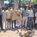 बांदा में कांग्रेस कार्यकर्ताओं ने असम सीएम हिमंता विस्वा का पुतला फूंका