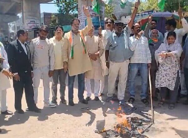 बांदा में कांग्रेस कार्यकर्ताओं ने असम सीएम हिमंता विस्वा का पुतला फूंका