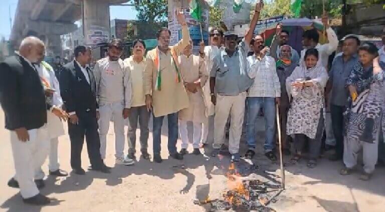 in Banda Congress workers burn effigy of Assam CM Himanta