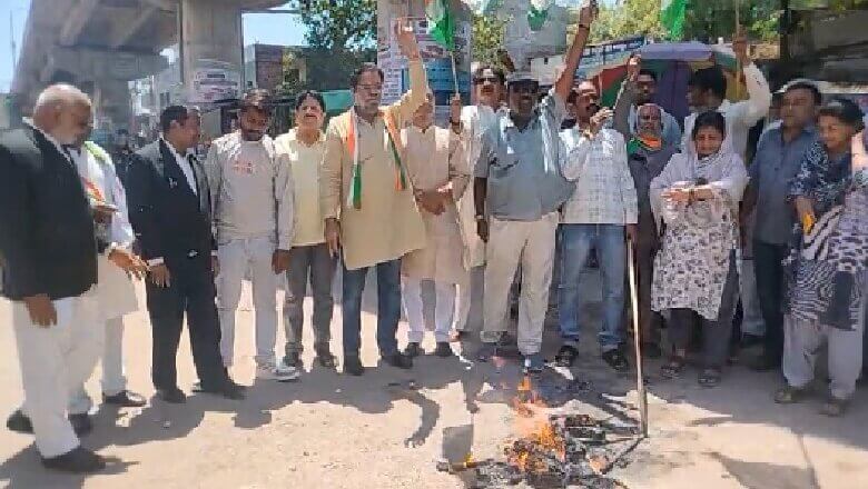 बांदा में कांग्रेस कार्यकर्ताओं ने असम सीएम हिमंता विस्वा का पुतला फूंका