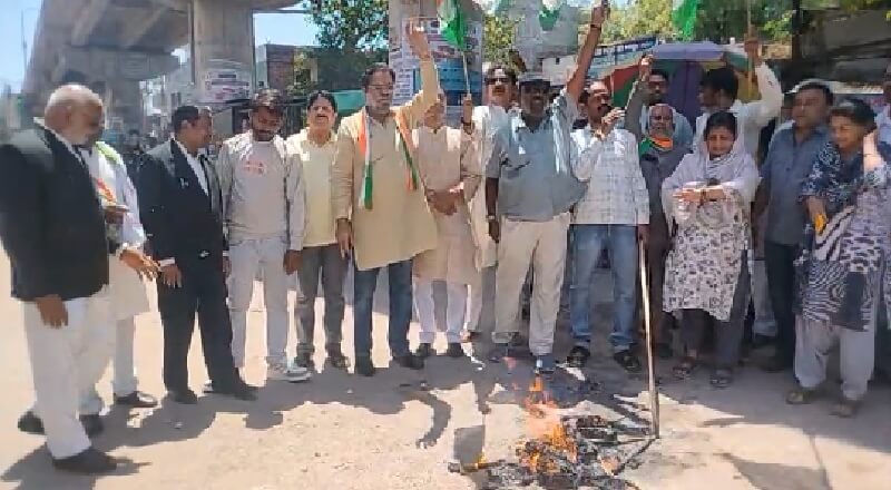 in Banda Congress workers burn effigy of Assam CM Himanta