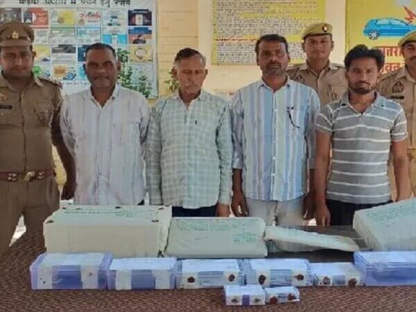 बांदा: लेखपाल और दो ईनामी समेत 4 गिरफ्तार-अवैध जमीन बिक्री के धंधेबाज