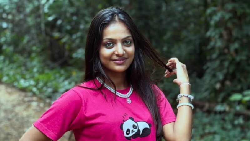 Mahakumbh's viral girl Monalisa turns out to be minor