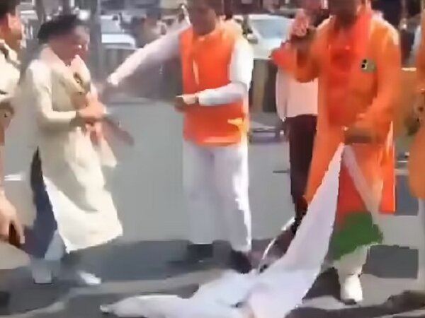 यूपी: सपा झंडा जला रही BJP महिला नेता के दुपट्टे में लगी आग, अनहोनी..