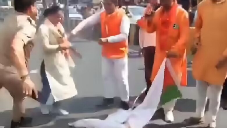 यूपी: सपा झंडा जला रही BJP महिला नेता के दुपट्टे में लगी आग, अनहोनी..