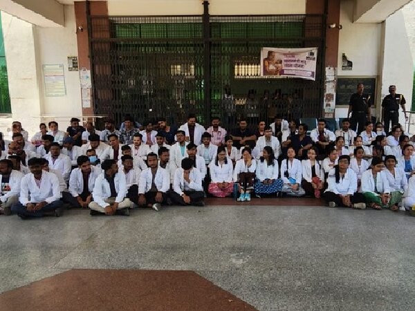 बांदा मेडिकल कॉलेज में हंगामा-डॉक्टर की बर्खास्तगी पर डाॅक्टरों का धरना