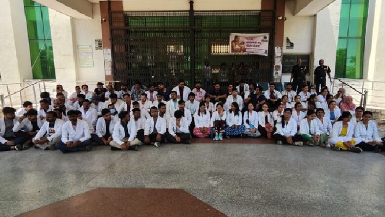 बांदा मेडिकल कॉलेज में हंगामा-डॉक्टर की बर्खास्तगी पर डाॅक्टरों का धरना