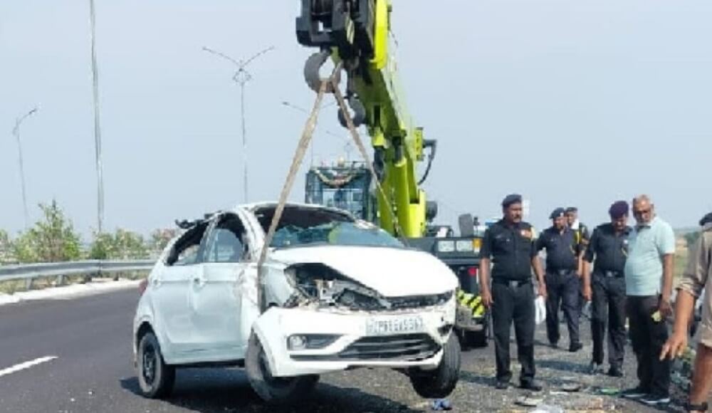 car overturns on BundelkhandExpressway in Banda