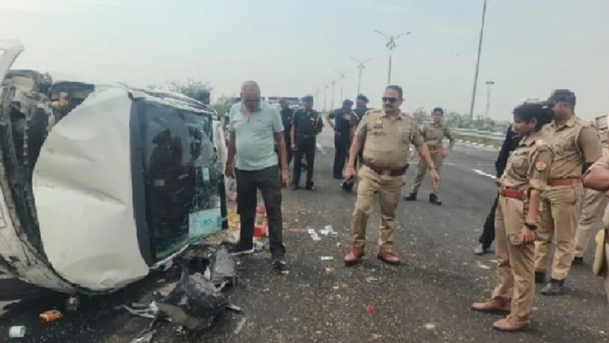 car overturns on BundelkhandExpressway in Banda