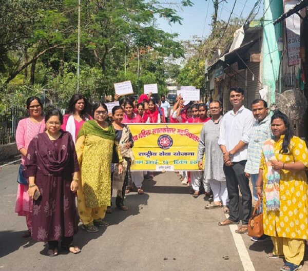 बांदा में नारी शक्ति वंदन अधिनियम पर विचार गोष्ठी-पद यात्रा