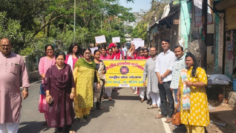 बांदा में नारी शक्ति वंदन अधिनियम पर विचार गोष्ठी-पद यात्रा