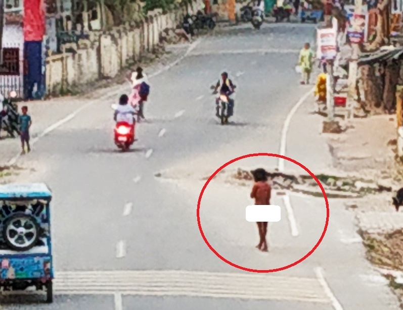 naked man roams on roads in Banda City