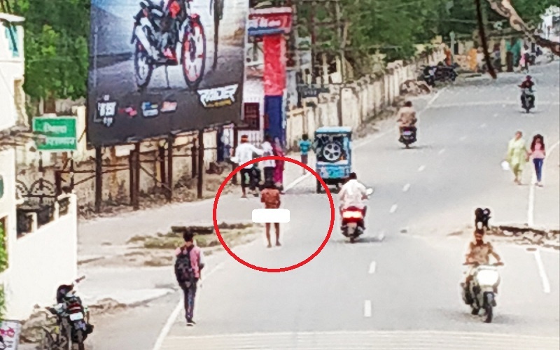 naked man roams on roads in Banda City