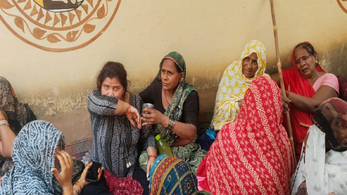In Banda husband of an ANM hanged himself 