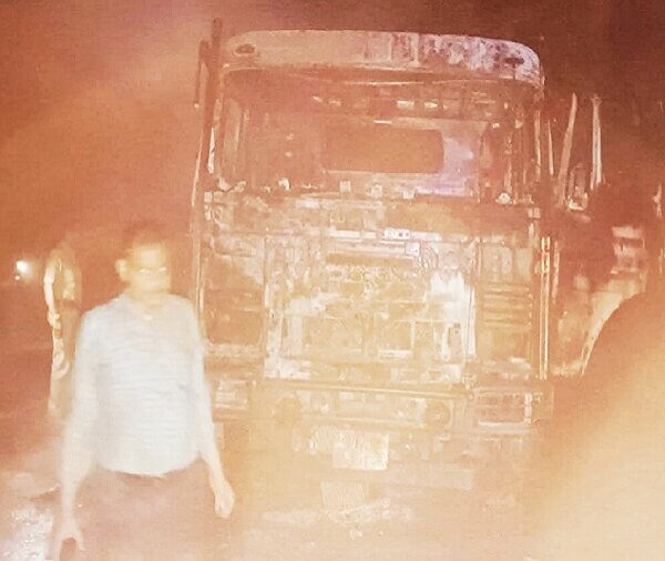 बांदा में दर्दनाक हादसा: RTO ऑफिस के पास बेटे की मौत-पिता घायल, ट्रक जला