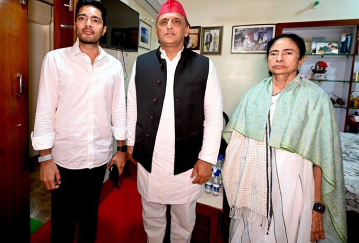 AkhileshYadav reach Bengal showered 'Mamata' on Mamata