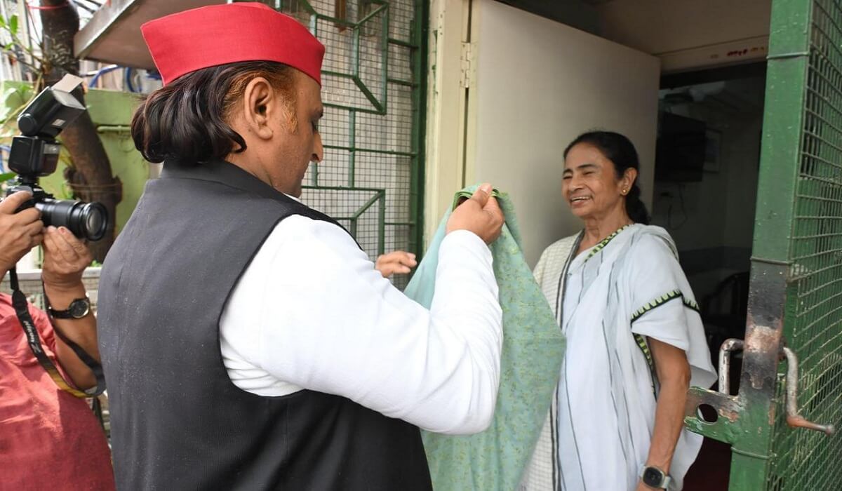AkhileshYadav reach Bengal showered 'Mamata' on Mamata