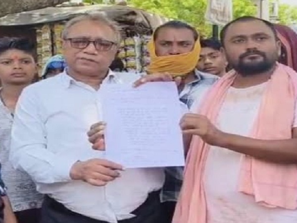 People blocked Maharana Pratap Square in Banda demanding water