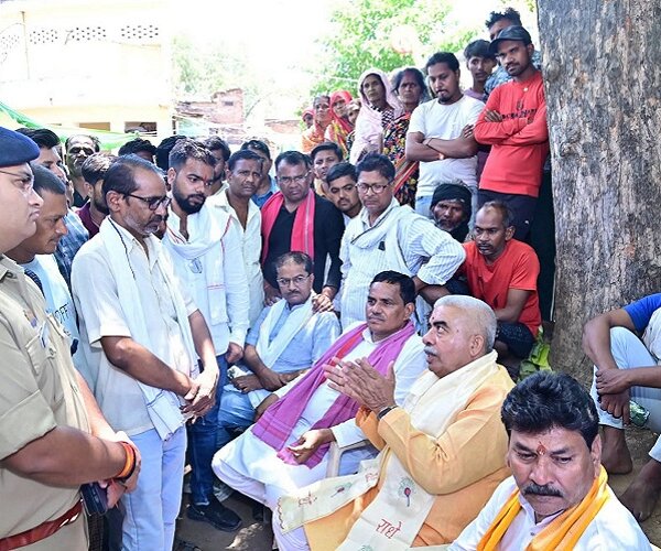 बांदा: कैबिनेट मंत्री सचान पहुंचे पीड़ितों के घर, पूर्व सपा सांसद भी..