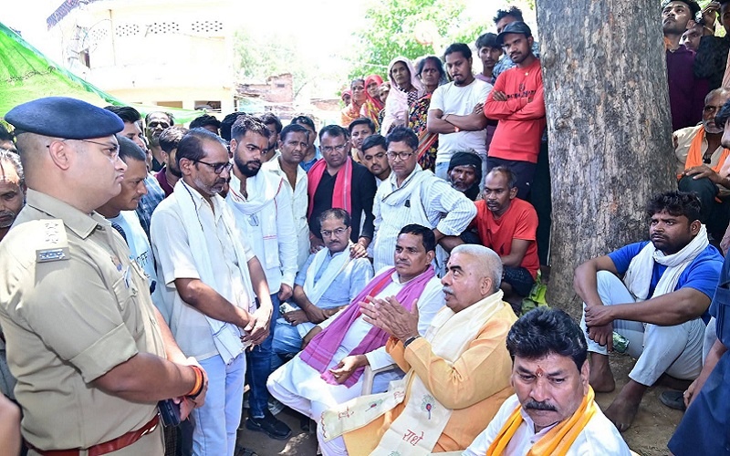 Banda: Minister Sachan and former MP Nishad reached victims home