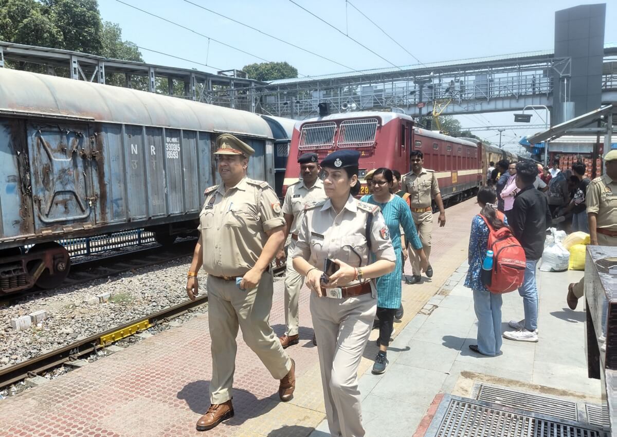 Police-RPF joint checking drive at Banda railway station 