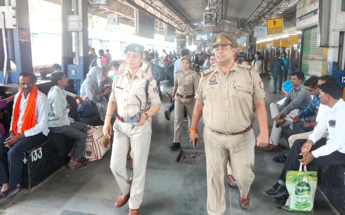 Police-RPF joint checking drive at Banda railway station 
