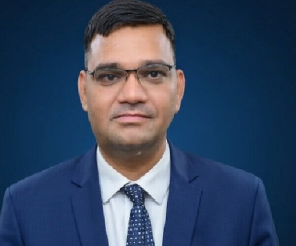 UP में 38 IAS के तबादले, संभल-मुरादाबाद, प्रतापगढ़ समेत 8 जिलों के DM बदले 