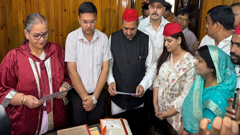 Lucknow: Mayor administers oath to councillor on backfoot dueto seizure of rights