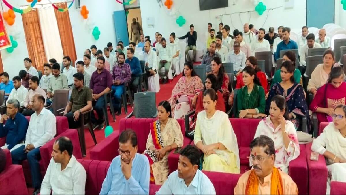 Mahoba DM Gazal Bhardwaj in Lekhpal Sangh convention