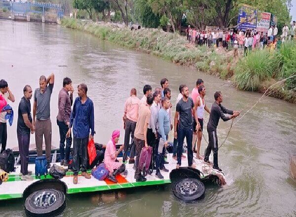 Major accident in Kanpur-Bus overturns in canal