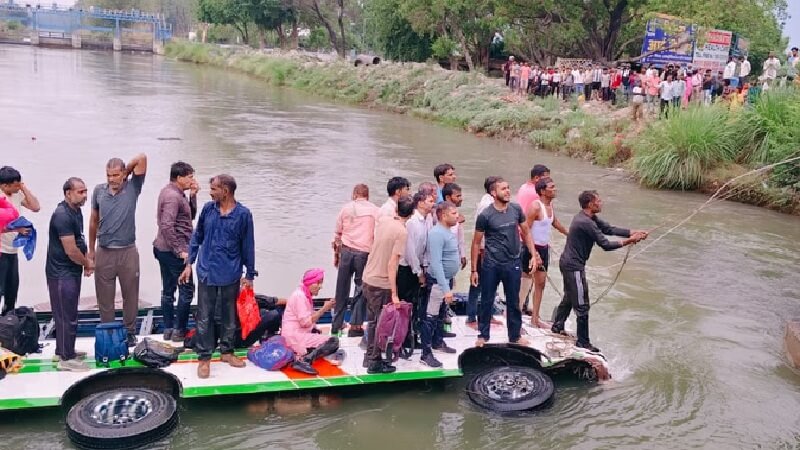 Major accident in Kanpur-Bus overturns in canal 
