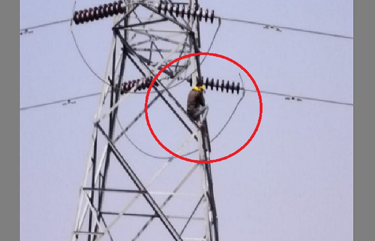 in Banda Man climbs pole to get loan